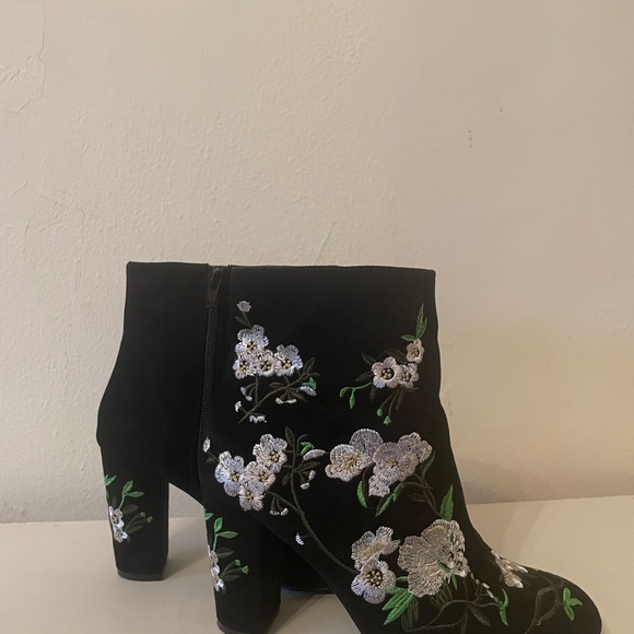 🌸Forever 21 Faux Suede Floral boots with Heel Size 7 🖤 - Picture 4 of 6